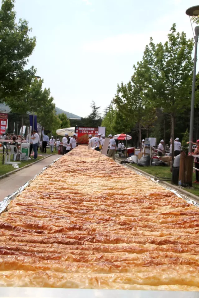 Bursa'da 2 Bin 23 Metrelik Kol Böreği ile Rekor Denemesi