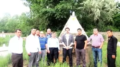 Asimder'den Milli Kahraman Hacı Ekber Tufan'ın Mezarına Ziyaret Asimder'den Milli Kahraman Hacı Ekber Tufan'ın Mezarına Ziyaret