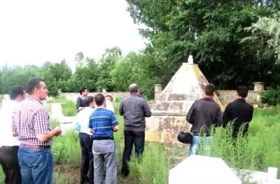 Asimder'den Milli Kahraman Hacı Ekber Tufan'ın Mezarına Ziyaret Asimder'den Milli Kahraman Hacı Ekber Tufan'ın Mezarına Ziyaret