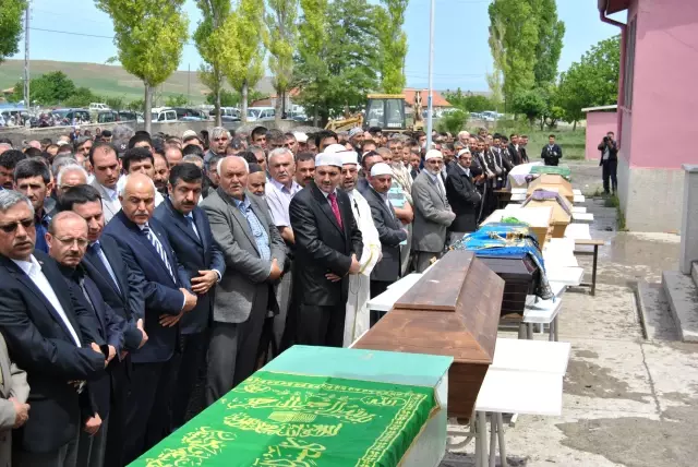 Trafik Kazasında Ölen 8 Kişi Son Yolculuğuna Uğurlandı Trafik Kazasında Ölen 8 Kişi Son Yolculuğuna Uğurlandı