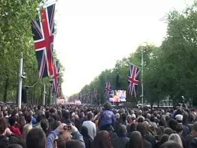 Kraliçe Onuruna Saray Önünde Görkemli Konser Verildi