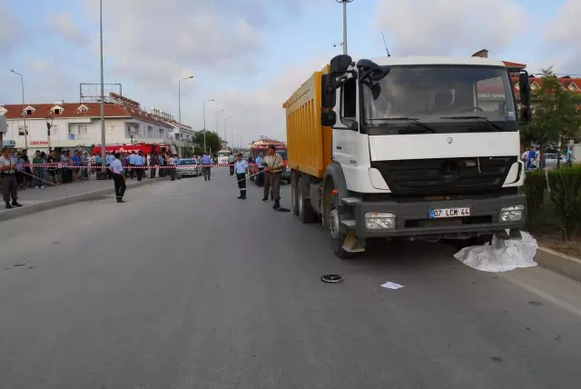 Kum Yüklü Kamyonun Altında Kalan Norveçli Kız Hayatını Kaybetti
