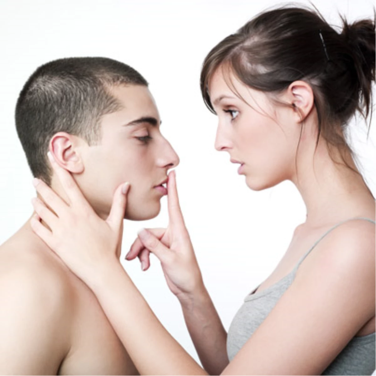 Жену е с разговорами. Разговор мужчин. Мужчина и женщина лицом к лицу. Интимное общение.