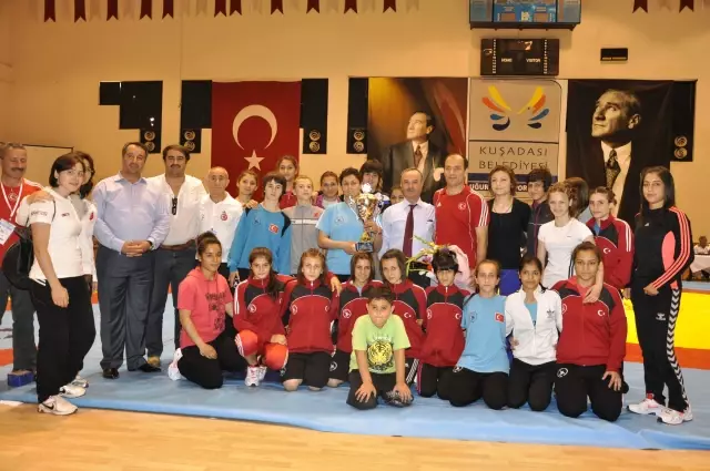 15. Uluslar Arası Yıldızlar Zafer Güreş Turnuvası Sona Erdi 15. Uluslar Arası Yıldızlar Zafer Güreş Turnuvası Sona Erdi