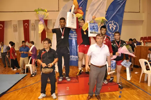 15. Uluslar Arası Yıldızlar Zafer Güreş Turnuvası Sona Erdi 15. Uluslar Arası Yıldızlar Zafer Güreş Turnuvası Sona Erdi