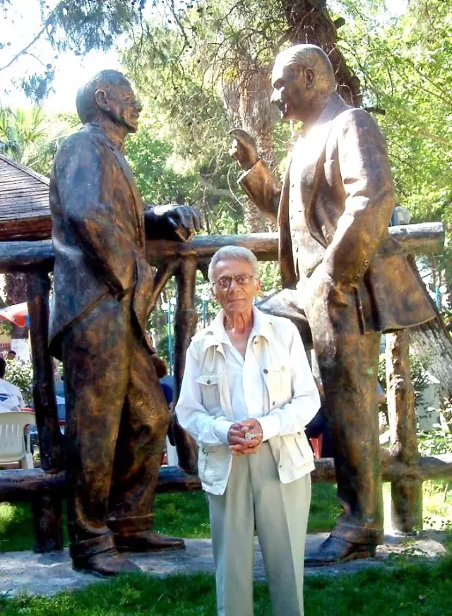 Burhaniye'de Emekli Askerin Atatürk Sevgisi