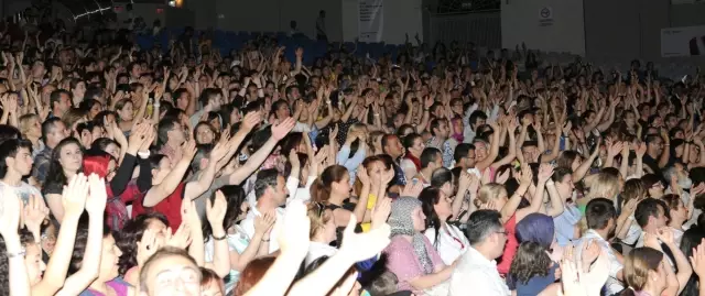 Uluslararası Bursa Festivali'nde Nazan Öncel Sahne Aldı Uluslararası Bursa Festivali'nde Nazan Öncel Sahne Aldı