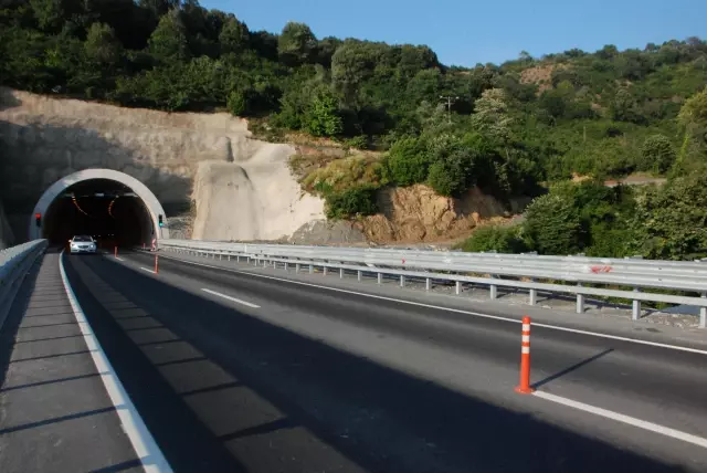 Yaralı Sedyeyle 1 Kilometre Taşındı