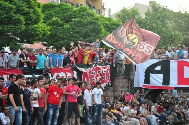 Eskişehirspor 47. Yılını Porsuk Çayı Kenarında Meşalelerle Kutladı