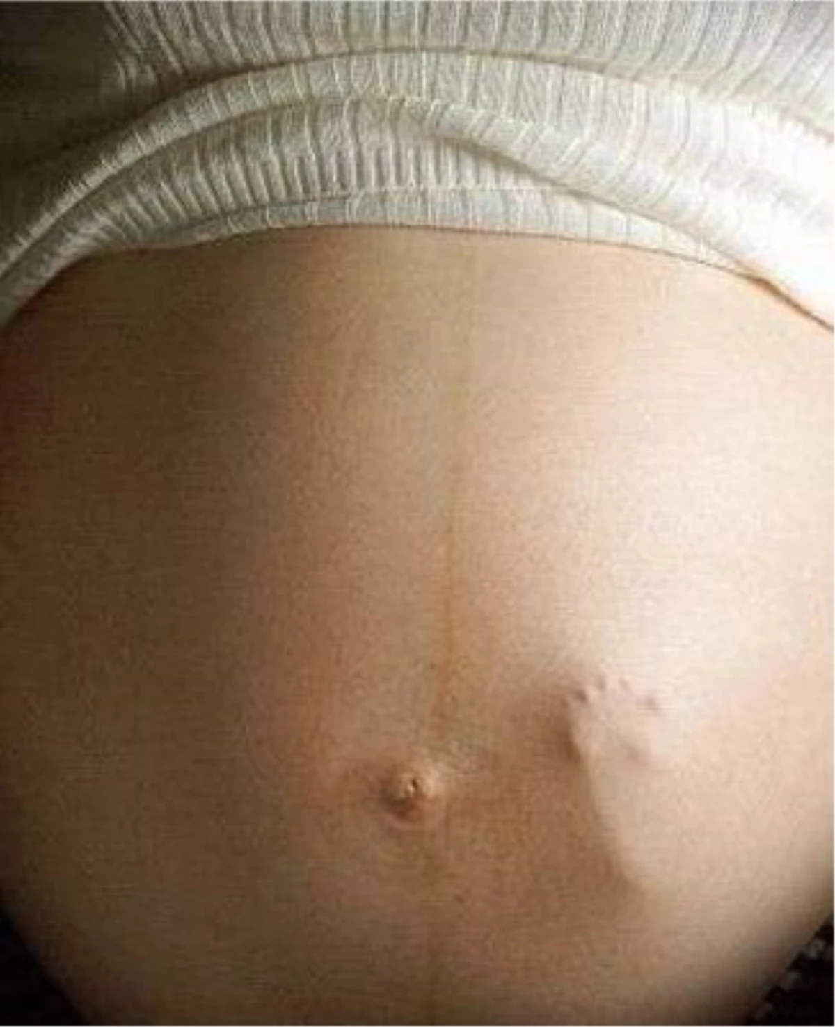 Беременной снится шевеление ребенка. Ребенок толкается в животе. Шевеления ребёнка в животе. Ребёнок пинается в жиаоте.