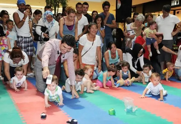 Anne Ve Babalar Bebek Emekletmek Icin Yaristi Haber