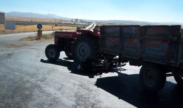 Motosiklet, Traktörün Altına Girdi Motosiklet, Traktörün Altına Girdi