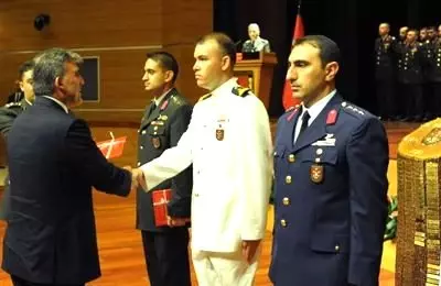 Gül ve Erdoğan Harp Akademileri Mezuniyet Törenine Katıldı Gül ve Erdoğan Harp Akademileri Mezuniyet Törenine Katıldı