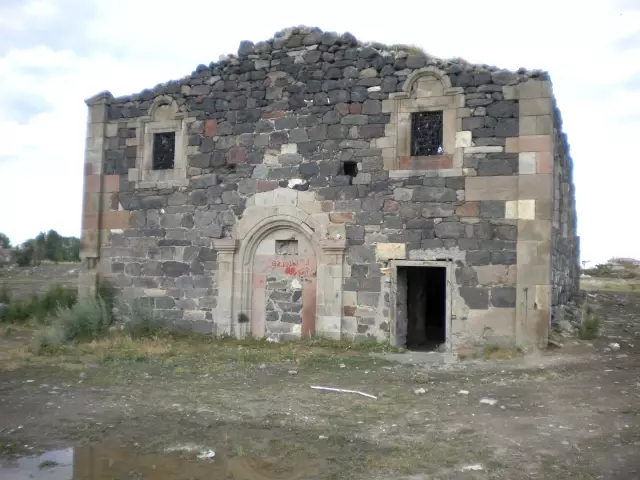 Erzurum'da Tarihi Kiliseye Saygısızlık Erzurum'da Tarihi Kiliseye Saygısızlık
