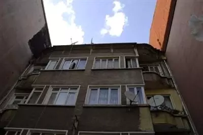 Ölen Annesiyle 7 Yıl Aynı Evde Yaşadı Ölen Annesiyle 7 Yıl Aynı Evde Yaşadı