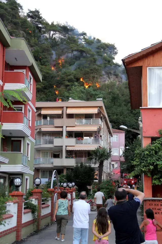 Tatil Beldesindeki Yangın Kontrol Altına Alındı Tatil Beldesindeki Yangın Kontrol Altına Alındı