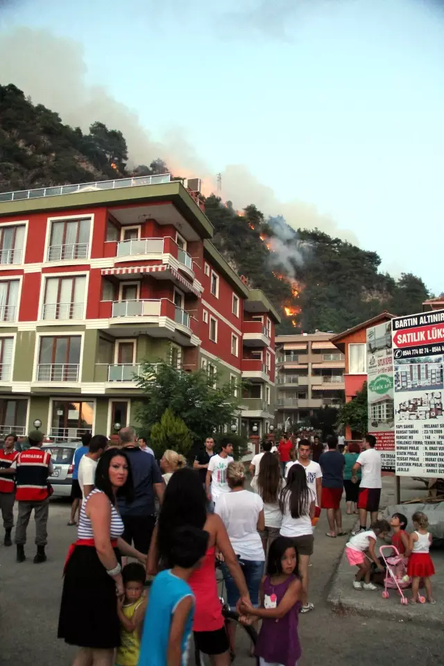 Tatil Beldesindeki Yangın Kontrol Altına Alındı Tatil Beldesindeki Yangın Kontrol Altına Alındı