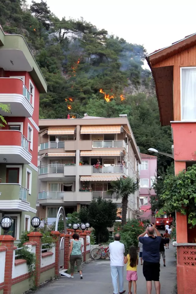 Bartın Valisi Küçük, Yangını Yerinde İzledi Bartın Valisi Küçük, Yangını Yerinde İzledi
