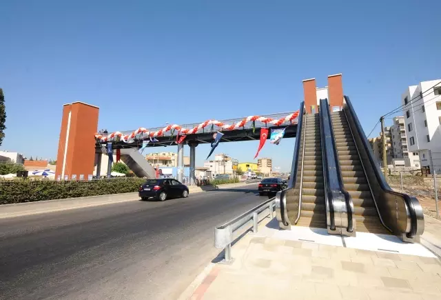 Büyükşehir Belediyesi Çiğli Anadolu Caddesi'ne 4 Üst Geçit Açtı