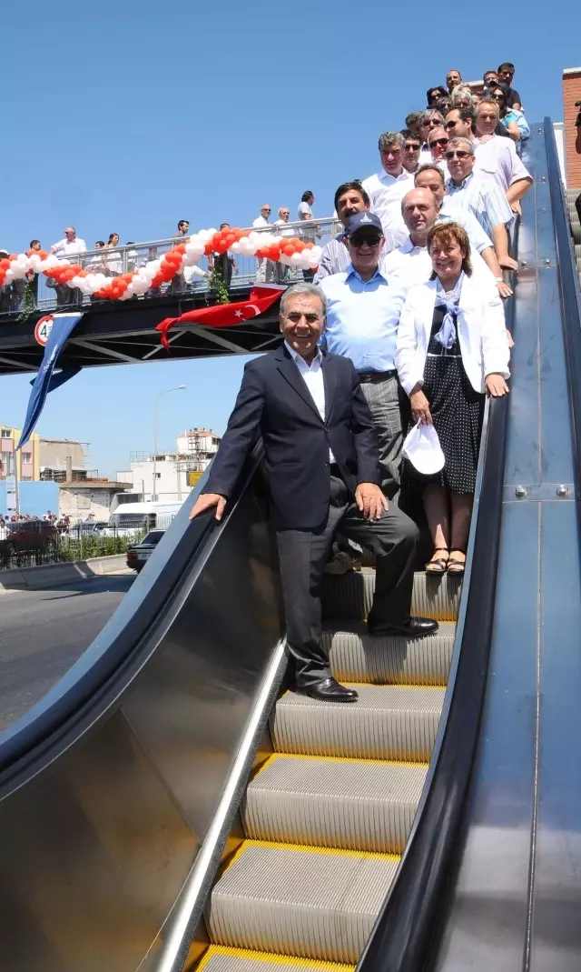 Büyükşehir Belediyesi Çiğli Anadolu Caddesi'ne 4 Üst Geçit Açtı