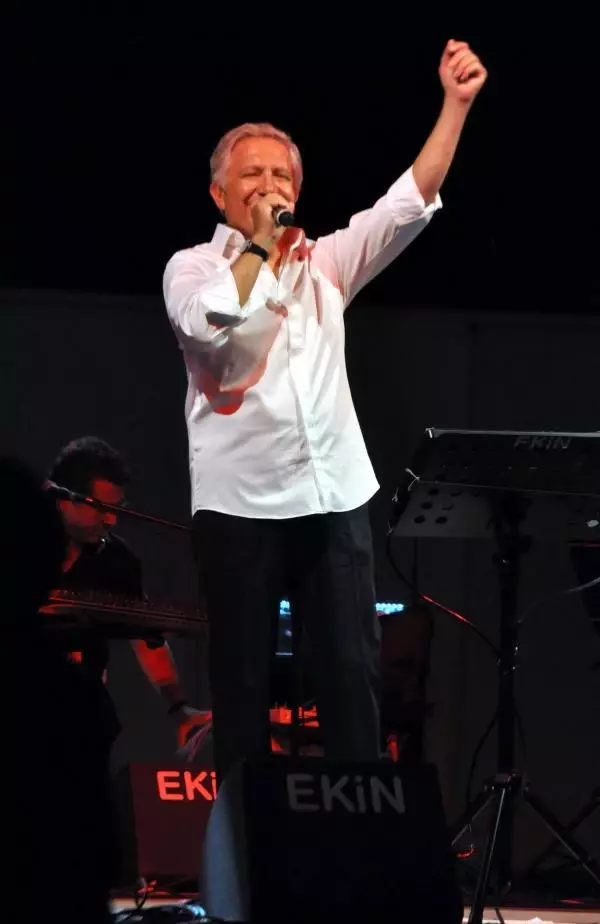 Zülfü Livaneli'den Bodrum'da Konser Zülfü Livaneli'den Bodrum'da Konser