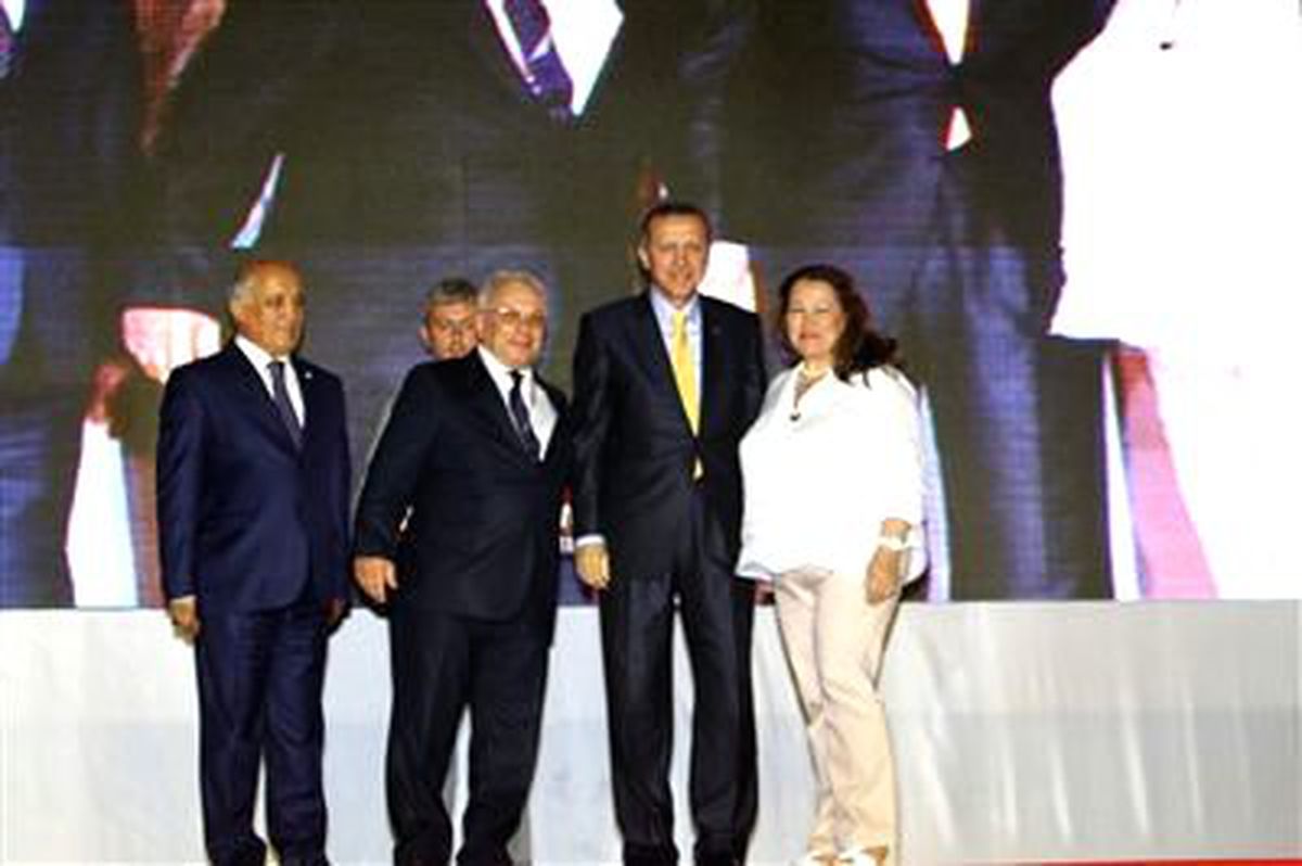 Başbakandan Borsa Meclis Başkanı Akyüzlü ve Eşine Madalya Haberler