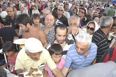 Kuşadası'nda Açık Havada Açık Büfe İftar Keyfi Kuşadası'nda Açık Havada Açık Büfe İftar Keyfi