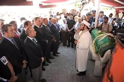 Müşfik Kenter Son Yolculuğuna Uğurlandı Müşfik Kenter Son Yolculuğuna Uğurlandı