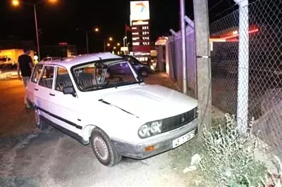 Otomobille Kamyonet Çarpıştı: 3 Yaralı