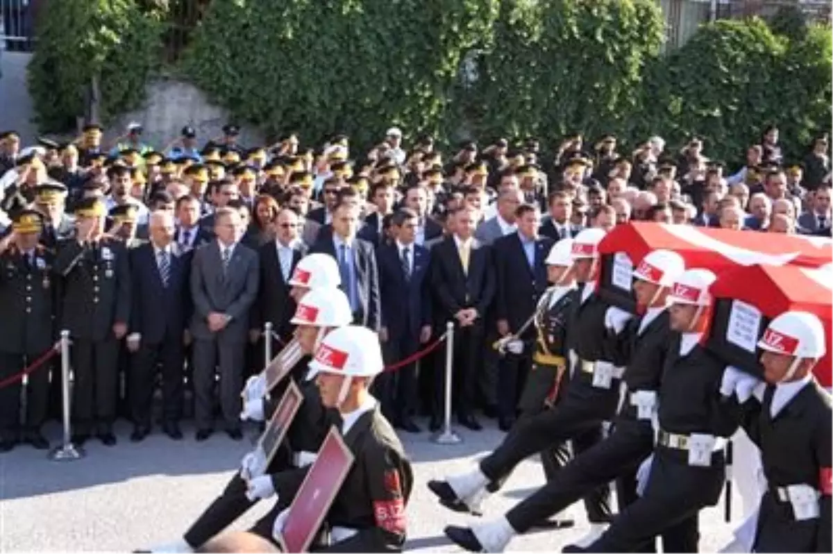 Şehit Annesinden PKK'ya: Benim Oğlum Şehit Oldu, Sizin Ölülerinize Leş Derler