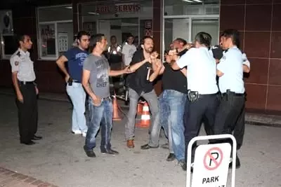 Yol Kavgasında Yaralandı, Hastanede Silahlı Saldırıya Uğradı