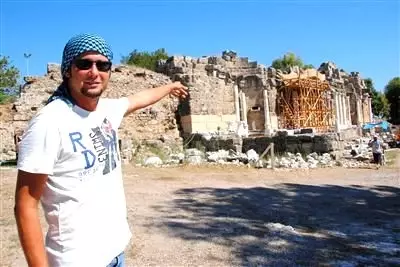 Side'de Anıtsal Çeşme'de 19 Tarihi Sütun Ayağa Kaldırıldı