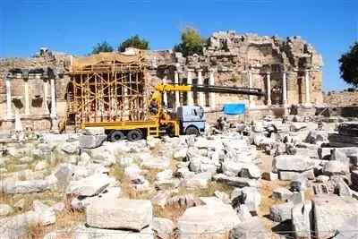 Side'de Anıtsal Çeşme'de 19 Tarihi Sütun Ayağa Kaldırıldı Side'de Anıtsal Çeşme'de 19 Tarihi Sütun Ayağa Kaldırıldı