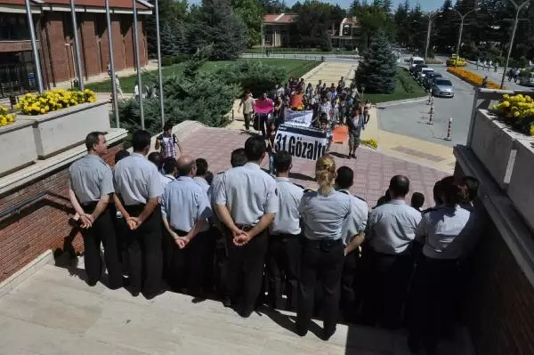 Üniversitenin Özel Güvenlikçileri Öğrencilerin Rektörlük Binasına Girmesine İzin Vermedi Üniversitenin Özel Güvenlikçileri Öğrencilerin Rektörlük Binasına Girmesine İzin Vermedi