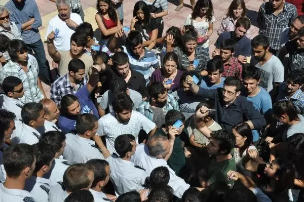 Üniversitenin Özel Güvenlikçileri Öğrencilerin Rektörlük Binasına Girmesine İzin Vermedi Üniversitenin Özel Güvenlikçileri Öğrencilerin Rektörlük Binasına Girmesine İzin Vermedi