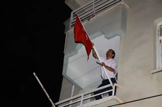 Şehit Tokgöz'ün Konya'daki Evine Türk Bayrağı Asıldı