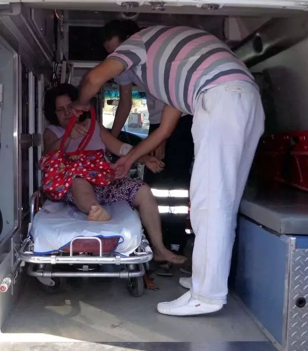 Emekli Büyükelçi Marketin Camına Çarptı: 2 Yaralı Emekli Büyükelçi Marketin Camına Çarptı: 2 Yaralı