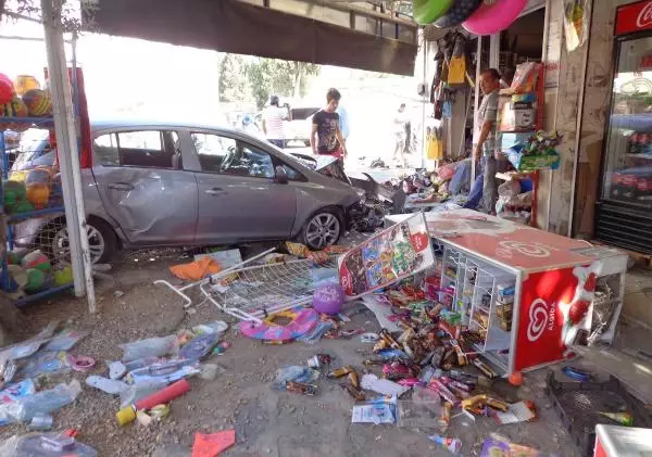 Emekli Büyükelçi Marketin Camına Çarptı: 2 Yaralı Emekli Büyükelçi Marketin Camına Çarptı: 2 Yaralı