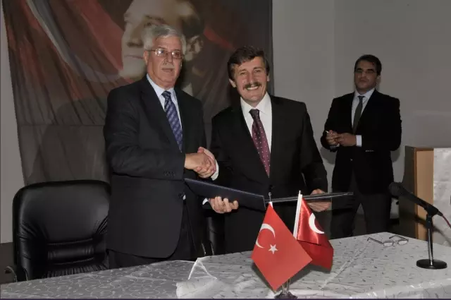 Anadolu Üniversitesi ve Erzincan Üniversitesi Arasında Protokol İmzalandı Anadolu Üniversitesi ve Erzincan Üniversitesi Arasında Protokol İmzalandı