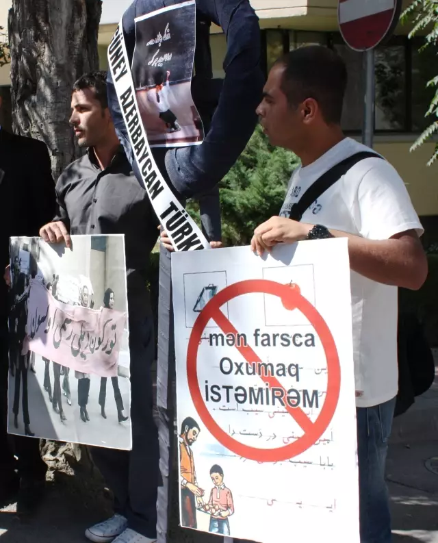 Güney Azerbaycan Türklerinden İran Büyükelçiliği Önünde Eylem