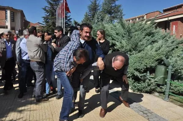 Asker Uğurlaması Değil, Polis Gözaltısı Asker Uğurlaması Değil, Polis Gözaltısı