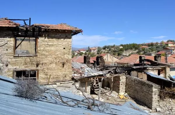Tecavüzcüsünü Öldürüp Başını Kesen Kadının Evi Kundaklandı