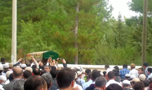 Bediüzzaman'ın Talebelerinden Ergünal, Son Yolculuğuna Dualarla Uğurlandı Bediüzzaman'ın Talebelerinden Ergünal, Son Yolculuğuna Dualarla Uğurlandı