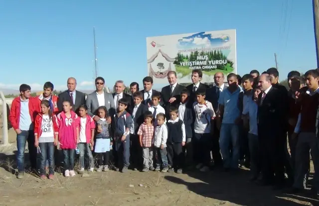 Muş'ta 200 Çocuk, 10 Dönümlük Alana 400 Fidan Dikti