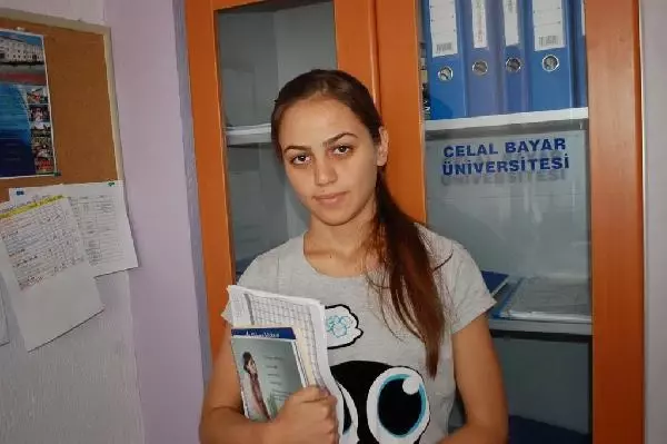 Hem Okuyor Hem 2 Kardeşini Okutuyor