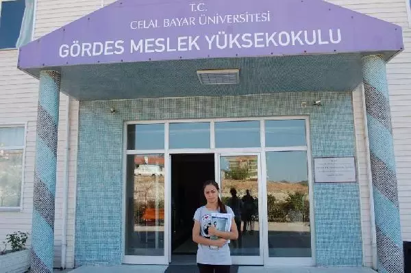 Hem Okuyor Hem 2 Kardeşini Okutuyor
