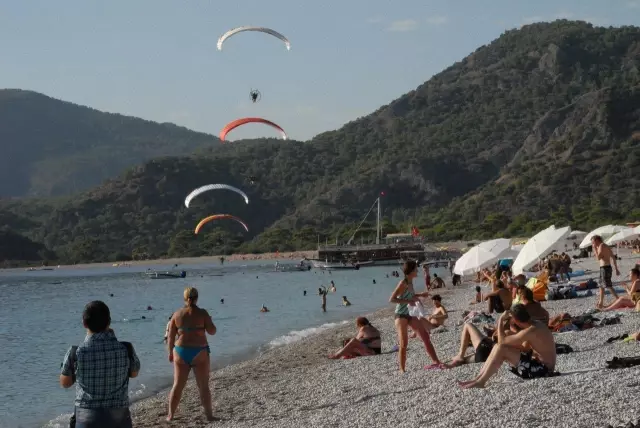 Ölüdeniz Semaları Paraşütlerle Şenlendi Ölüdeniz Semaları Paraşütlerle Şenlendi