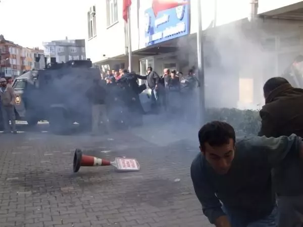 Linç Etmek İçin 500 Kişi Toplandı Linç Etmek İçin 500 Kişi Toplandı