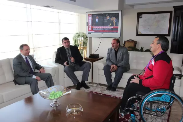 Küçükler, Milli Sporcu Hancı'ya Altın Hediye Etti Küçükler, Milli Sporcu Hancı'ya Altın Hediye Etti
