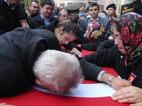 Şehit Babası: Hoş Geldin Oğlum Evine Şehit Babası: Hoş Geldin Oğlum Evine